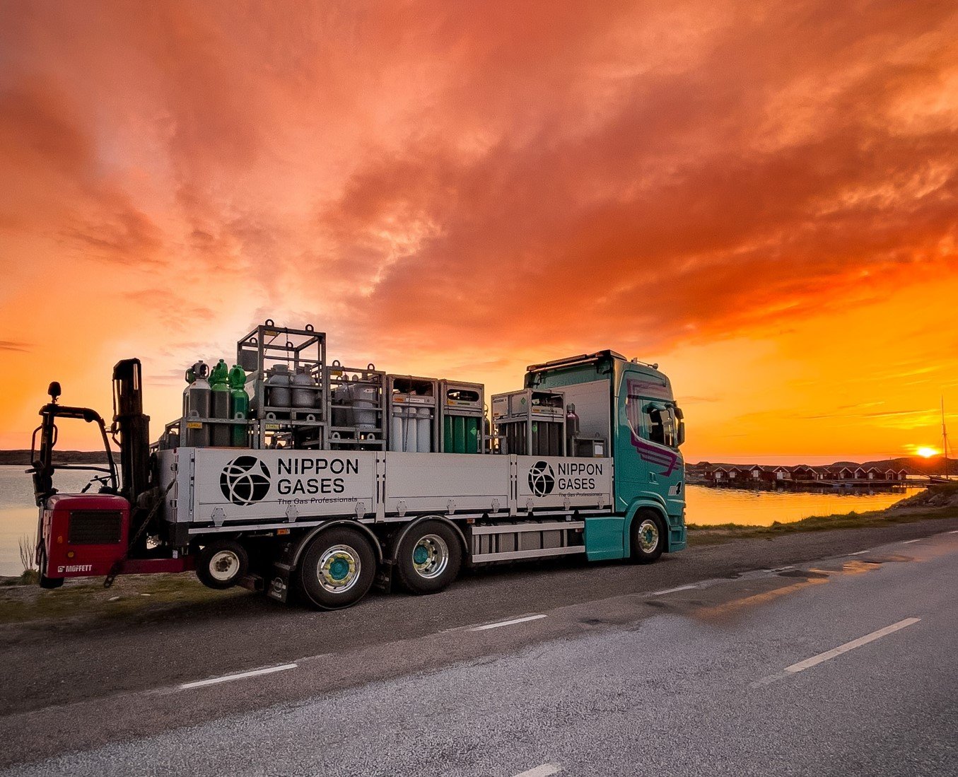 Nippon Gases lastbil med gastuber